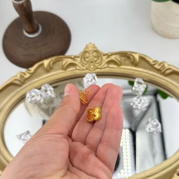Lucky Alhambra Black Clover Stud Earrings with Logo – Elegant Everyday Luxury